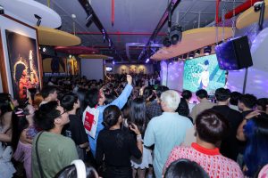 Lượng khách hàng đông đảo khắp quán